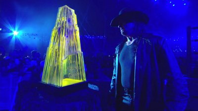 The Undertaker regresa a WWE y vence a AJ Styles en Arabia