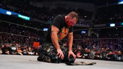 La revolución comienza con Jon Moxley