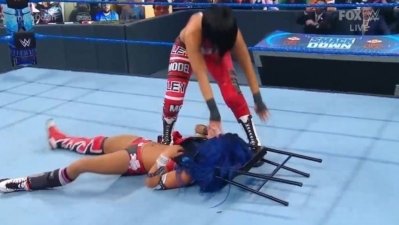 Todo se derrumbó: Bayley atacó a Sasha Banks en SmackDown