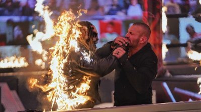 "The Fiend" quemado vivo: Randy Orton se impuso a Bray Wyatt