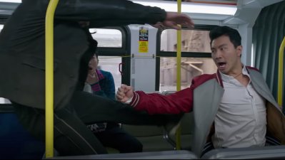 Si han peleando en la micro, disfrutarán este clip de Shang-Chi