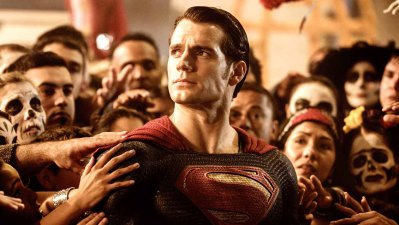 Henry Cavill dice estar esperando la llamada para volver como "Superman"