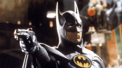 Michael Keaton tantea su retorno como "Batman" con una inconfundible silueta