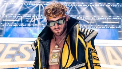 Logan Paul saltó al ring de la WWE con una carta Pokémon de cinco millones de dólares en el cuello