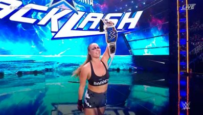 Ronda Rousey volvió a ganar un título en WWE