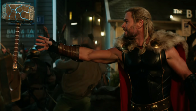 El "único e inigualable" Thor Odinson se desata en el nuevo tráiler