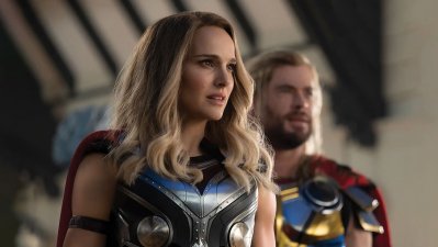 "Thor" se reencuentra con una poderosa "Jane Foster" en el primer clip de "Amor y Trueno"