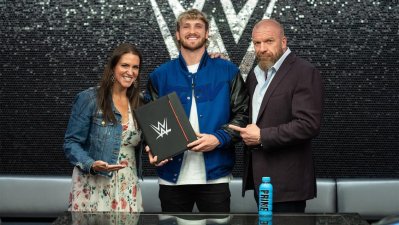 El YouTuber Logan Paul firma contrato con la WWE