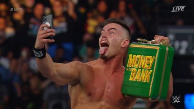 Theory gana el Money in the Bank ante un abucheo generalizado