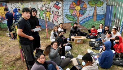 Estudiantes reciben tablets con un año de internet gratis para acortar la brecha digital