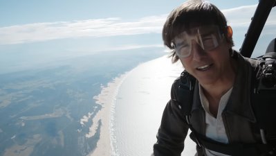 Tom Cruise se lanza desde un helicóptero al agradecer apoyo a "Top Gun: Maverick"