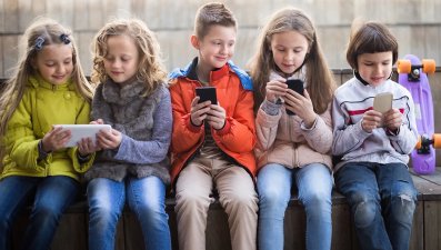 Pueblo de Irlanda se une para prohibir los celulares en menores de 12 años