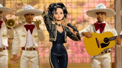 Amor eterno e inolvidable a Juan Gabriel con su propia Barbie