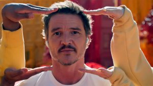 Pedro Pascal baila como nunca para presentar los nuevos audífonos de Apple