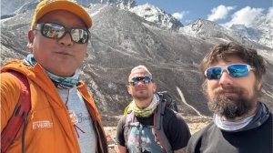 Darby Allin iza una bandera de AEW en la cima del Monte Everest